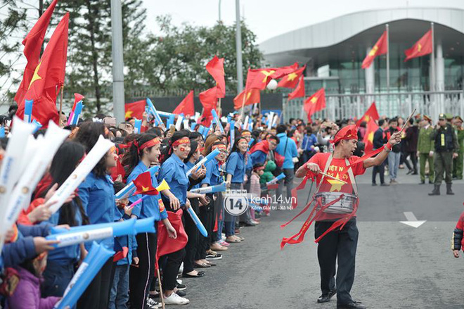 Người hâm mộ Việt Nam nhuộm đỏ sân bay Nội Bài Người hâm mộ Việt Nam nhuộm đỏ sân bay Nội Bài
